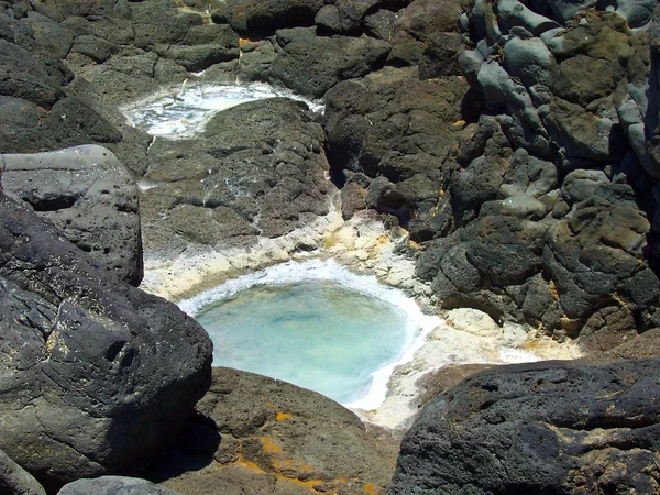 Sal de agua de mar en un agujero de roca natural — Foto de Stock
