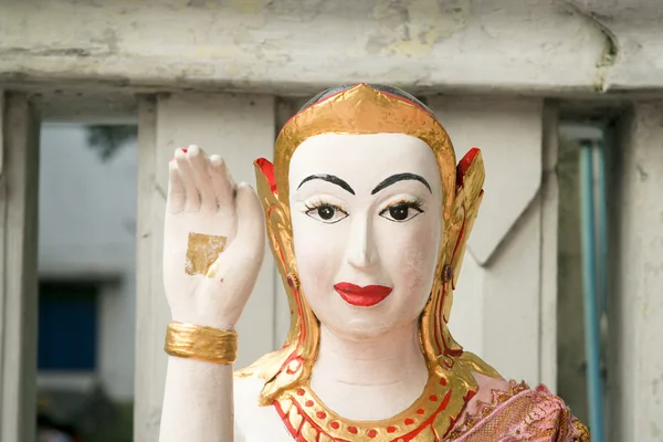 バンコクの寺院のピースサインと仏陀 — ストック写真