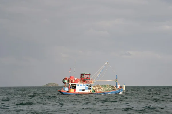 Pescador local de madeira no oceano — Fotografia de Stock