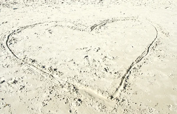 Hart in het fijne zand van het strand — Stockfoto