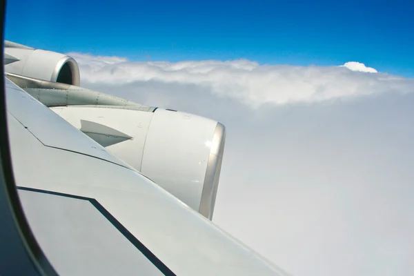 Skrzydła A380 ponad chmury — Zdjęcie stockowe