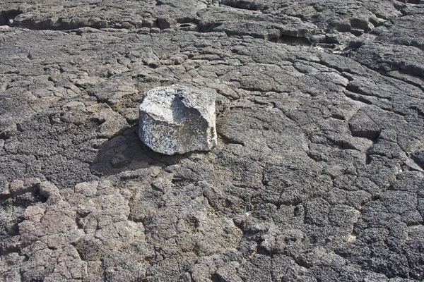 Bela estrutura de pedra na linha costeira — Fotografia de Stock