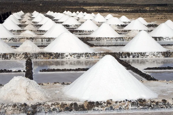 Zout stapels op een zoutoplossing verkenning — Stockfoto