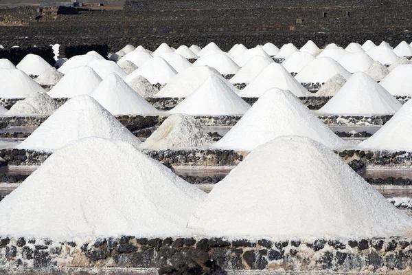 Salzhaufen auf einer Salzgewinnungsanlage — Stockfoto