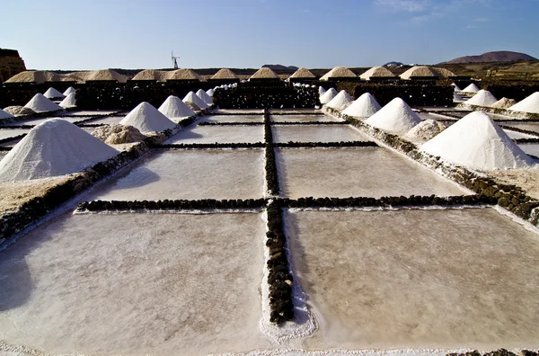 Salzhaufen auf einer Salzgewinnungsanlage — Stockfoto