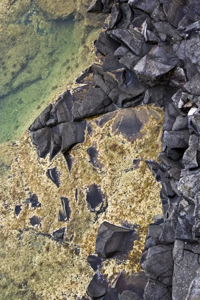 Каменная конструкция на береговой линии, придающая естественный вид — стоковое фото
