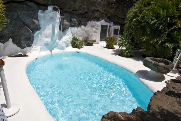 天然火山岩石区游泳池 — 图库照片