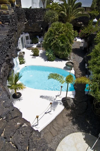 天然火山岩石区游泳池 — 图库照片