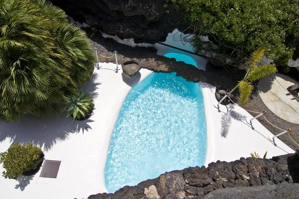 Yüzme Havuzu doğal volkanik kaya alan — Stok fotoğraf