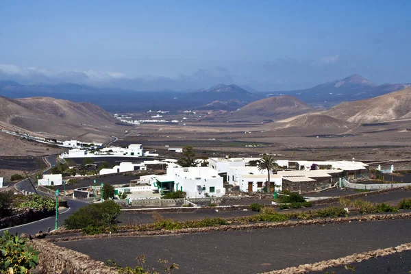 View to typical old houses in Yaiza in volcanic area, Lanzarote — Stock Photo, Image