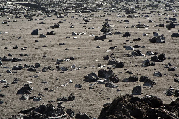 Ηφαιστειακές πέτρες στην παραλία διαμόρφωση — Φωτογραφία Αρχείου