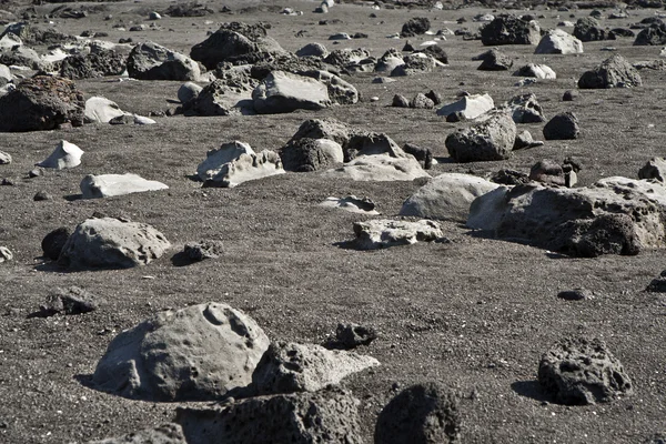 Vulkanische stenen op het strand vorming — Stockfoto