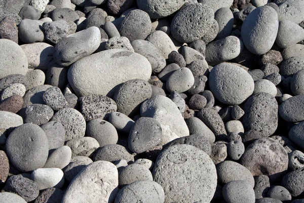 Pedras vulcânicas na formação da praia — Fotografia de Stock
