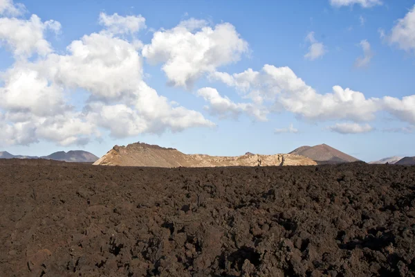 Paesaggio vulcanico sotto il vulcano estinto — Foto Stock