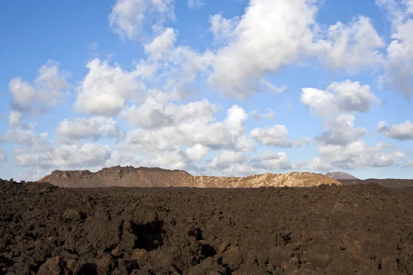 Paesaggio vulcanico sotto il vulcano estinto — Foto Stock