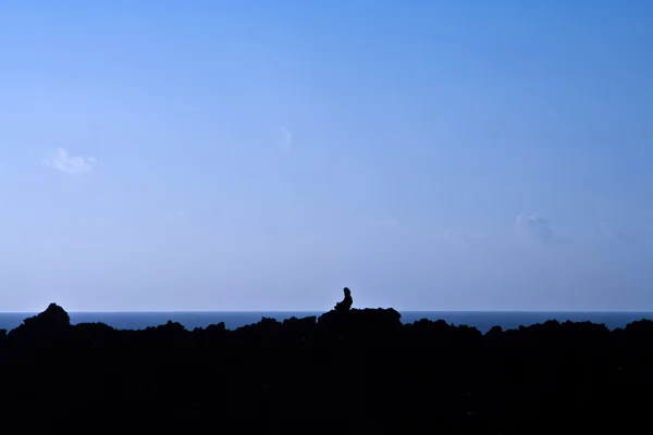Evening silhouette under the volcano — Stock Photo, Image
