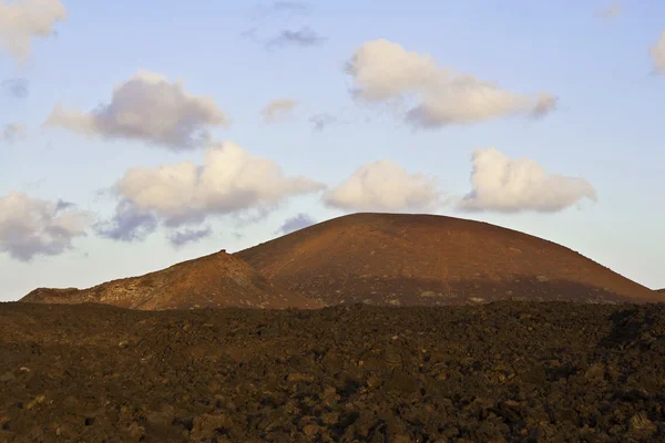 Paisagem vulcânica sob o vulcão extinto — Fotografia de Stock