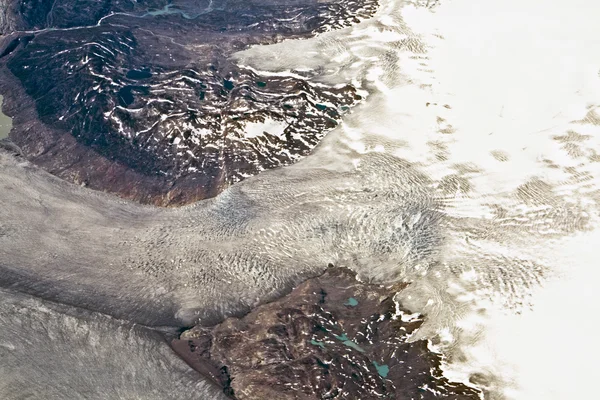 Вид на птиц с самолета на ледники и горы — стоковое фото