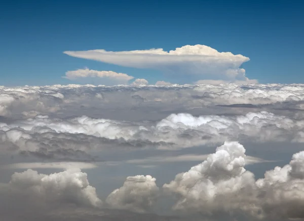 素晴らしい構造化された雲を飛行機から鳥のビューのように、 — ストック写真
