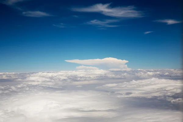 Πουλιά θέα από το αεροπλάνο στη θαυμάσια σύννεφα δομημένο σαν ένα — Φωτογραφία Αρχείου