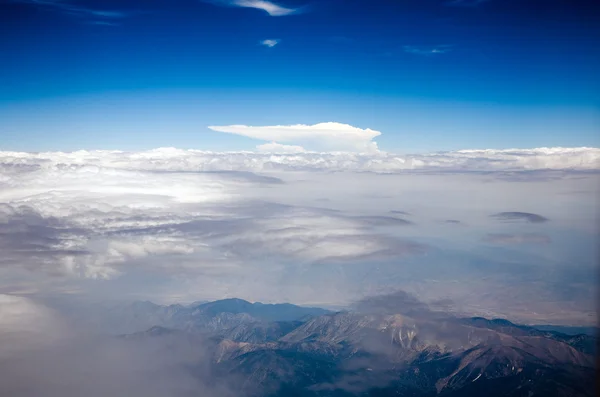 Madarak kilátás csodálatos strukturált felhők a sík, mint egy — Stock Fotó