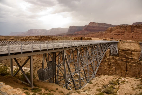 Jembatan Navajo tua membentang Colorado di Marble Canyon — Stok Foto