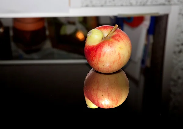 Färska äpplen med intressant deformationer i vackert ljus — Stockfoto