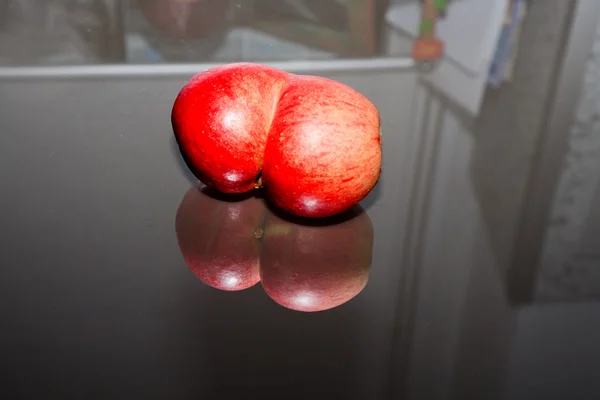 新鲜的苹果有趣的变形，在美丽的光 — 图库照片