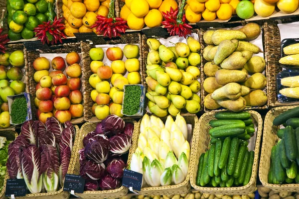 Färsk mat som erbjuds på marknaden — Stockfoto