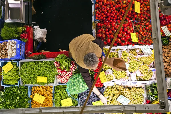 Prodotti alimentari freschi offerti al mercato — Foto Stock