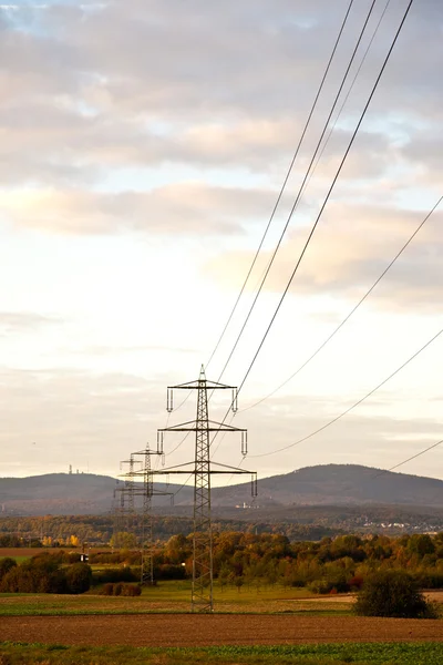 Elektrik Kulesi ve güzel manzara ile açık hava güç hattı — Stok fotoğraf