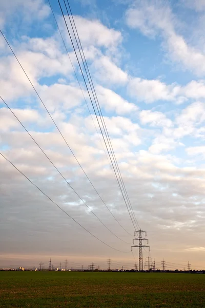 Torre eléctrica y línea de alimentación al aire libre en bonito paisaje con — Foto de Stock