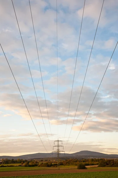 Torre eléctrica y línea de alimentación al aire libre en bonito paisaje con —  Fotos de Stock