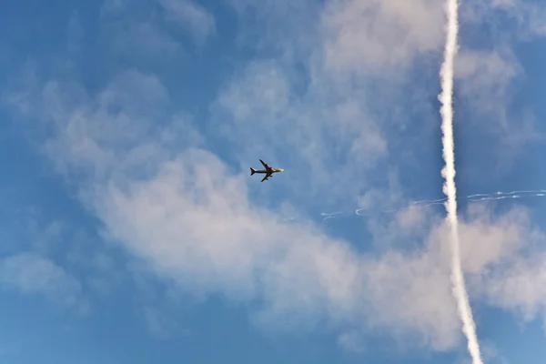 Dramatisk himmel med moln och flygplan — Stockfoto