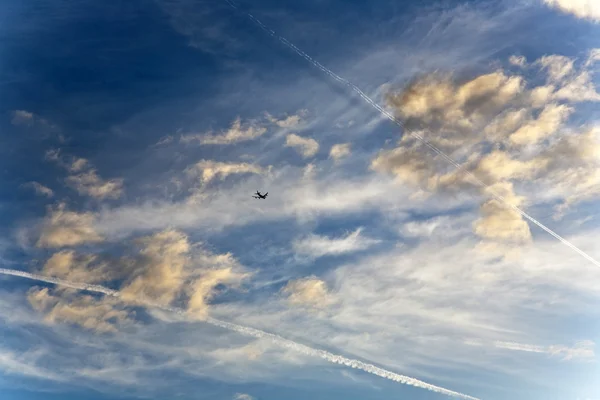 Céu dramático com nuvens e aeronaves — Fotografia de Stock