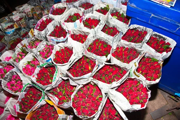 Rosas ofrecidas en el mercado de flores —  Fotos de Stock