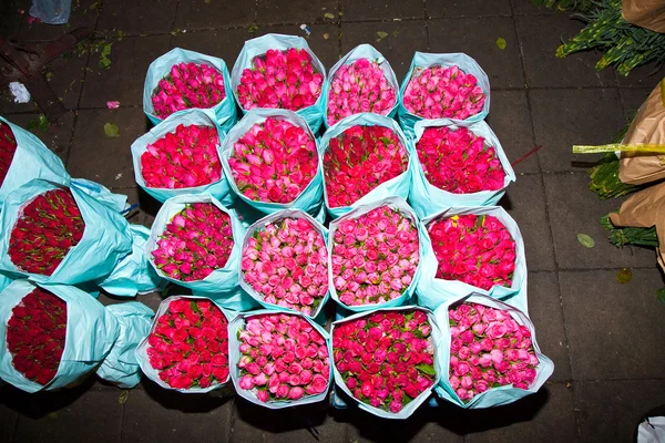 Roses offered at the flower market — Stock Photo, Image