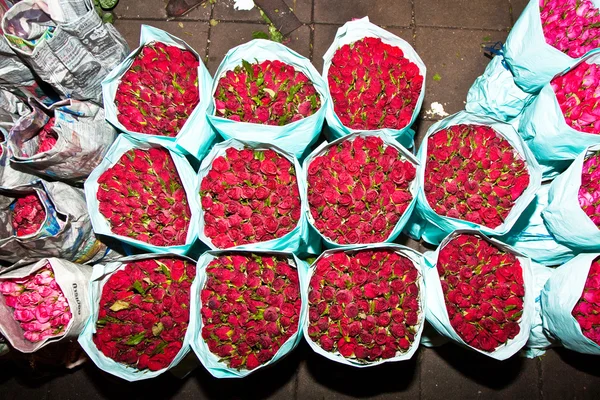 Rosas ofrecidas en el mercado de flores — Foto de Stock