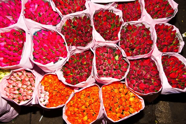 Rosor på blomstermarknaden — Stockfoto