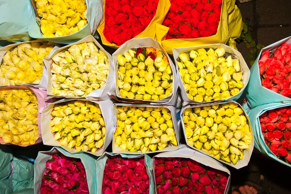 Rosen auf dem Blumenmarkt angeboten — Stockfoto