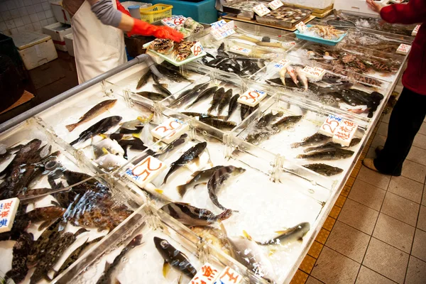 Čerstvé ryby jsou nabízeny v rybí trh v Asii — Stock fotografie