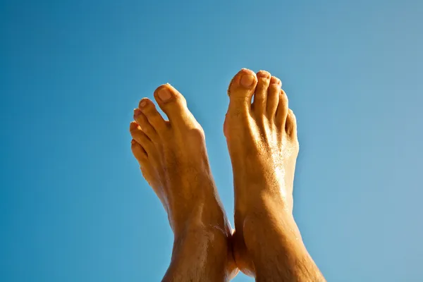 Ben och fötter av en man — Stockfoto