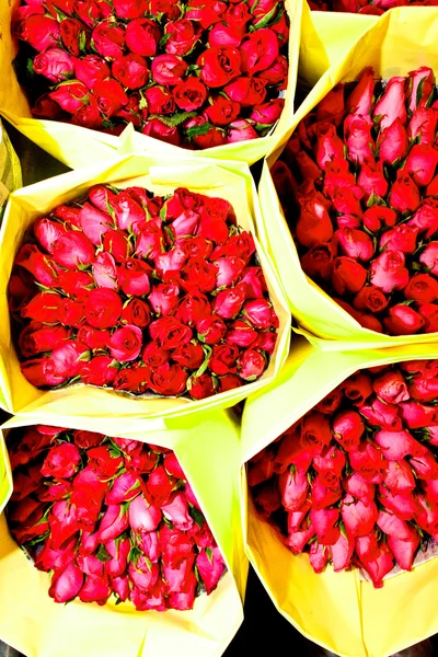 Rosen frühmorgens auf dem Blumenmarkt angeboten — Stockfoto