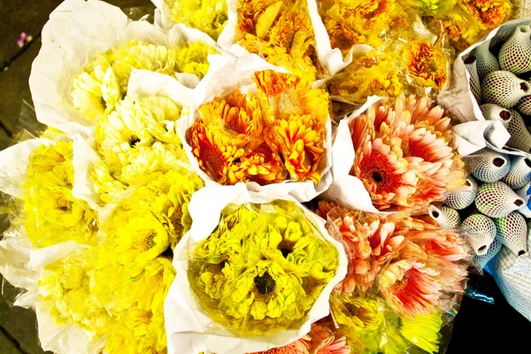 Τριαντάφυλλα που προσφέρονται στην αγορά λουλουδιών νωρίς το πρωί — Φωτογραφία Αρχείου