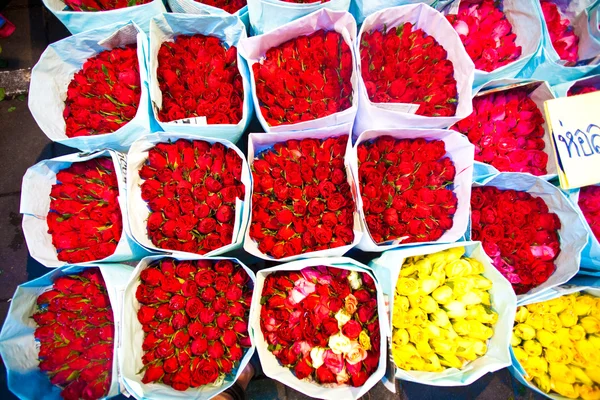 Rosas ofrecidas en el mercado de flores temprano en la mañana — Foto de Stock