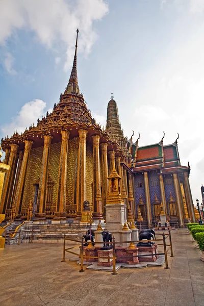 Berömda tempel phra sri ratana chedi täckt med folie guld i th — Stockfoto