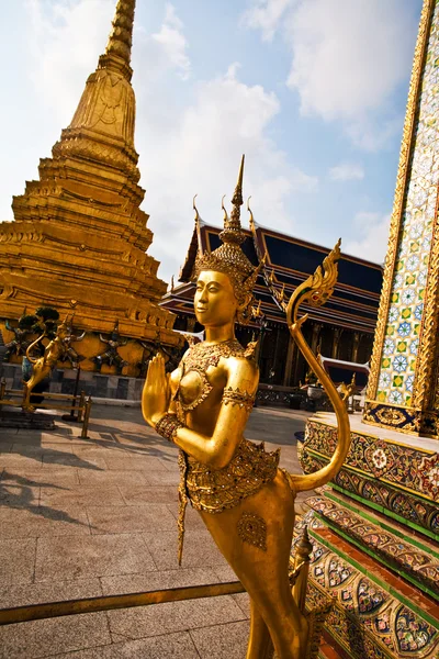 Temple célèbre Phra Sri Ratana Chedi recouvert d'or feuille en th — Photo