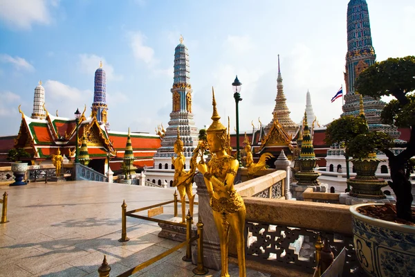 Famoso templo Phra Sri Ratana Chedi cubierto con papel de aluminio de oro en th — Foto de Stock