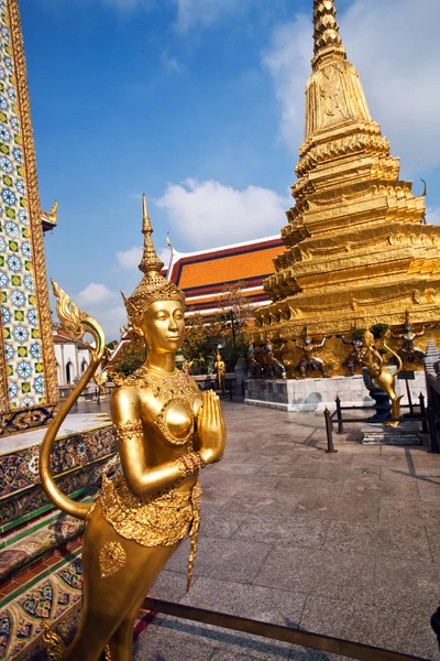 Famoso templo Phra Sri Ratana Chedi cubierto con papel de aluminio de oro en th —  Fotos de Stock