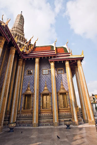 Templo famoso Phra Sri Ratana Chedi coberto com folha de ouro em th — Fotografia de Stock